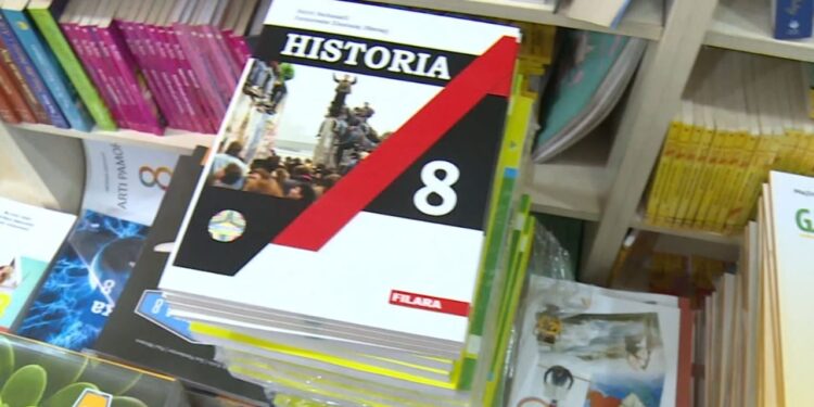 Top Channel zbulon një konflikt të dukshëm të interesit: si funksionarët publikë miratojnë vetë librat e tyre si tekste shkollore.