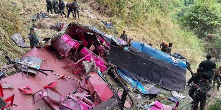 Tragjedi në Sri Lanka: Autobusi bie nga një lartësi prej 300 metrash, 15 të vdekur dhe 16 të plagosur.