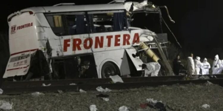Tragjedia në Meksikë: Përplasje mes trenit dhe autobuzit, 8 të vdekur dhe 45 të plagosur!