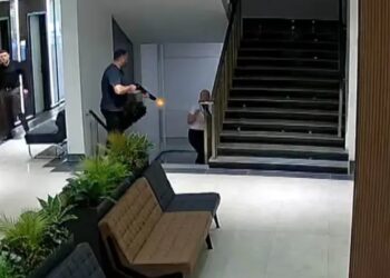 Tragjedia në Turqi: Një burrë vret ish-gruan me armë automatike në spitalin ku ajo punonte, publikohet momenti i ngjarjes.