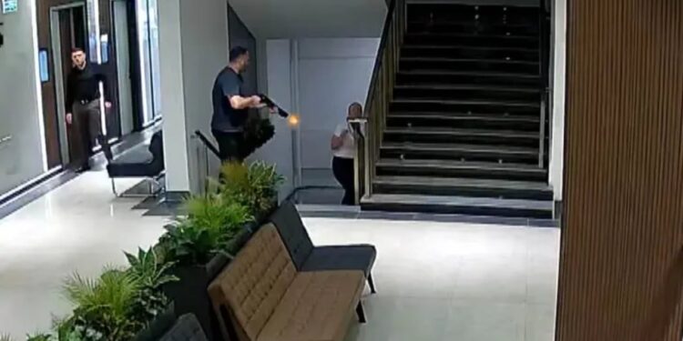 Tragjedia në Turqi: Një burrë vret ish-gruan me armë automatike në spitalin ku ajo punonte, publikohet momenti i ngjarjes.
