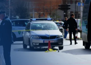 Tre persona janë plagosur në një aksident në Prishtinë.