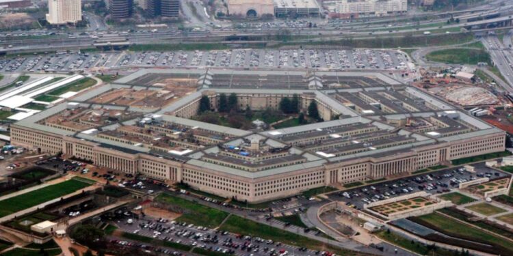 Trump nënshkruan një urdhër ekzekutiv për të riemëruar Pentagonin si Departamenti i Luftës