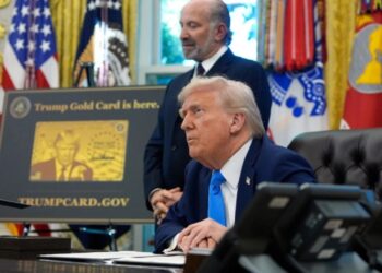 Trump shpall një urdhër ekzekutiv për “kartën e artë”, ofron një milion dollarë për ata që investojnë për të fituar shtetësinë amerikane.