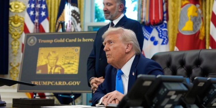 Trump shpall një urdhër ekzekutiv për “kartën e artë”, ofron një milion dollarë për ata që investojnë për të fituar shtetësinë amerikane.