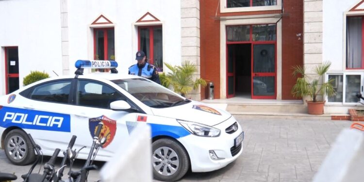 Turistë me "detyrim": Të huajt e arrestuar për drogë duhet të paraqiten disa herë në Shqipëri deri në përfundimin e gjyqit.