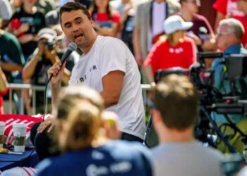 U qëllua me armë gjatë një fushate, ndërron jetë në spital aleati i afërt i Trumpit, Charlie Kirk