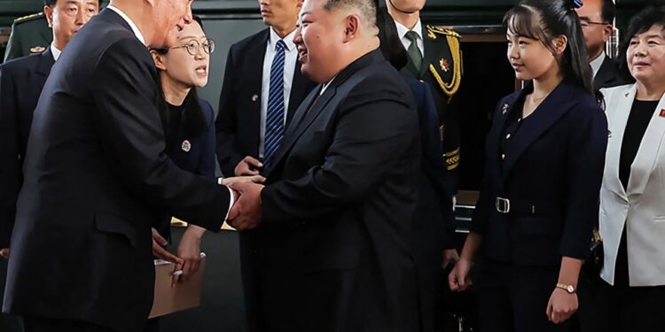 Vajza e Kim Jong-un kap vëmendjen e tij në Pekin, a do të jetë ajo pasardhësja e re e liderit Suprem të Koresë së Veriut?