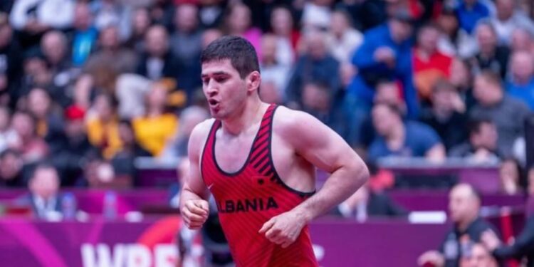 Valiev mban flamurin shqiptar në mundje / Pas Lojërave Olimpike, sportisti ynë fiton medaljen e argjendtë në Botëror.