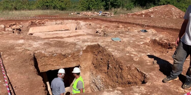 Varr monumental i përkasë shekujve III-IV zbulohet në Bulqizë