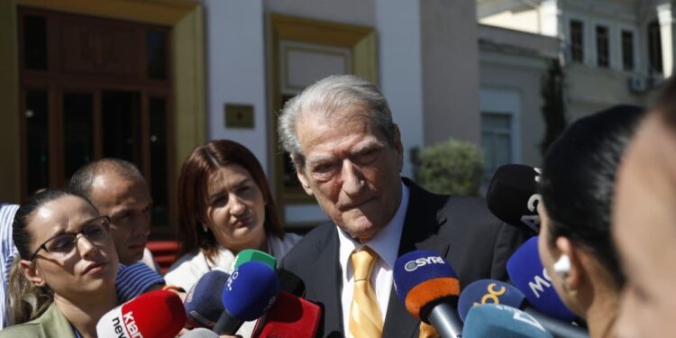 Veliaj i shkarkuar, Berisha jashtë Kuvendit: Ata që sulmuan prokurorët organizuan një gjyq me shumë pasion.