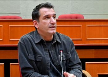Veliaj në Proces Zhvendosjeje, Këshilltarët e PS Mblidhen Sot. Kryebashkiaku I Përgatitur për Sfida në Kushtetuese, Pezulloi Postimet në Rrjetet Sociale Që Një Javë