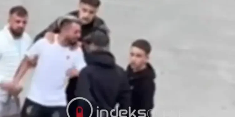 "Vëllai ynë, ja çfarë ndodhi..." VIDEO: Gjesti arrin në vendin e ngjarjes, e mbajnë nga duar!