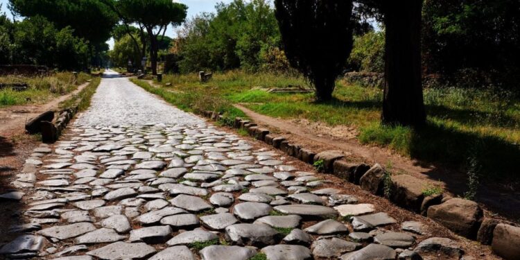 "Via Egnatia nuk mund të fshihet nën asfaltin e padijes" / Auron Tare e krahasan me fqinjët: Si Italia mbron Via Apian, veproni para se Europa të na shohë me përbuzje.