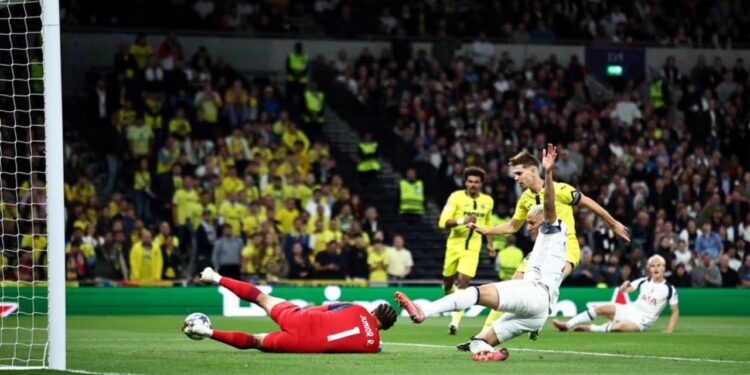 Video/ Një krosim i zakonshëm rezulton në një rekord të çuditshëm, autogoli i portierit të skuadrës spanjolle regjistrohet në librin e Champions League.