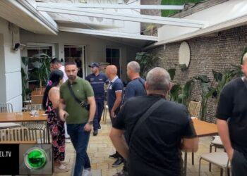 Video nga çastet pas masakrës në Shkodër, klientët largohen të frikësuar nga lokali.