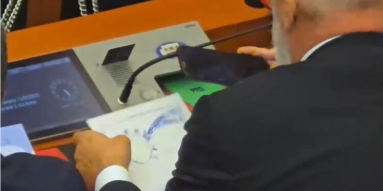 Videolajm: Rama diskuton mbi librin e Etikës së Deputetit në seçentimin e kryetarit të Kuvendit.