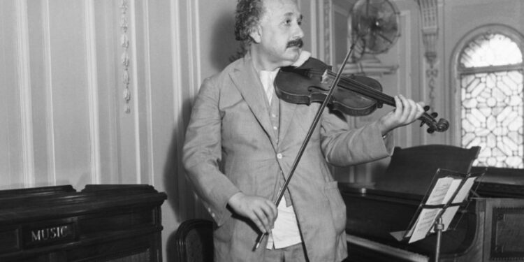 Violina e Einsteinit nga viti 1894 del në ankand, ja sa pritet të shitet.