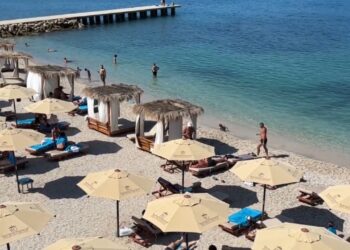 Vlora në vjeshtë: Plazhet dhe hotelet mbushen me pushues, çmimet janë më të ulta.