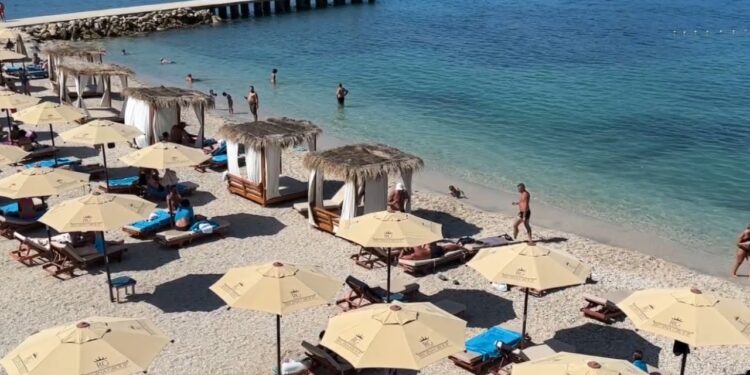 Vlora në vjeshtë: Plazhet dhe hotelet mbushen me pushues, çmimet janë më të ulta.