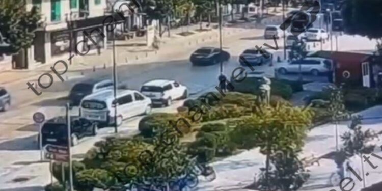 Vranë dy njerëz dhe plagosën dy të tjerë në Shkodër, publikohen pamjet e autorit që largohet nga skena e krimit.