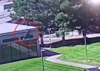 Vrasja e Charlie Kirk: Policia publikon një video të re të autorit duke u lëvizur mbi çatinë e një ndërtese me një çantë shpine.
