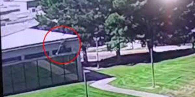 Vrasja e Charlie Kirk: Policia publikon një video të re të autorit duke u lëvizur mbi çatinë e një ndërtese me një çantë shpine.