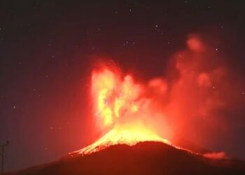 Vullkani Lewotobi Laki-Laki në Indonezi shpërthen përsëri