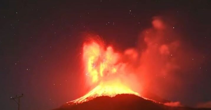 Vullkani Lewotobi Laki-Laki në Indonezi shpërthen përsëri