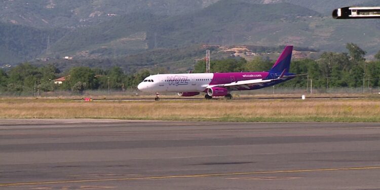 Wizz Air zgjeron operacionet në TIA, prezanton një avion të ri dhe katër destinacione të reja drejt Stokholmit, Këlnit, Billundit dhe Tenerifes.