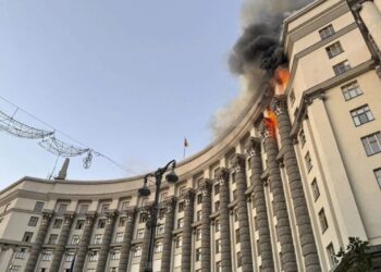 Zelensky bisedon me Macron pas sulmit rus në godinën qeveritare: Po bashkëpunojmë për përpjekjet tona diplomatike.