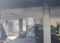Zjarri i madh në garazhin e Spitallës, katër makina shuhen nga flakët
