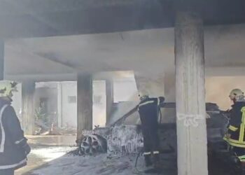 Zjarri i madh në garazhin e Spitallës, katër makina shuhen nga flakët