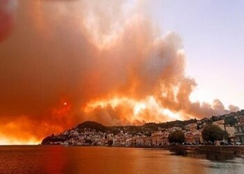 Zjarri në Antalia: 20 helikopterë dhe 800 zjarrfikës angazhohen për të luftuar flakët, turistët evakuohen.