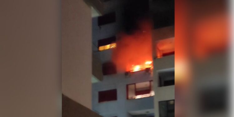 Zjarri në një apartament në Durrës, dëme materiale si pasojë e flakëve.