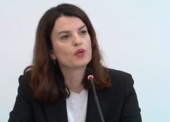 Zv.Ministri i shkarkuar për smoking cigare brenda lokalit, ministrja Koçiu: Shkelje e papranueshme e ligjit