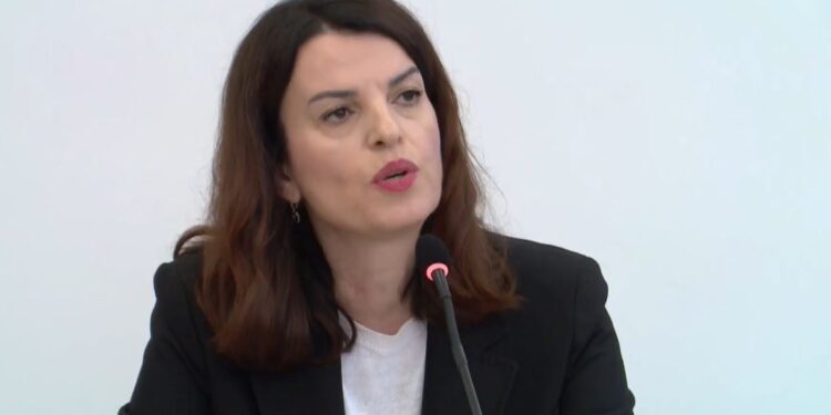 Zv.Ministri i shkarkuar për smoking cigare brenda lokalit, ministrja Koçiu: Shkelje e papranueshme e ligjit