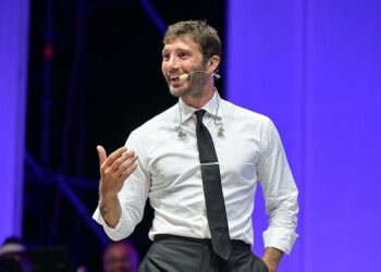 ‘Më lësho ose do të qëlloj’. Ora e 40 mijë eurove e prezantuesit italian Stefano De Martino, vidhet!