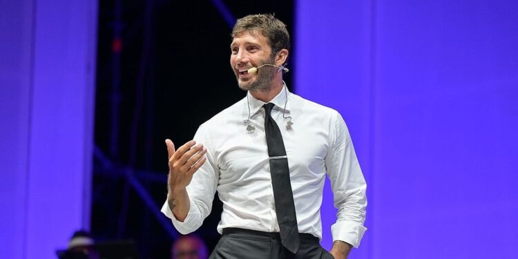 ‘Më lësho ose do të qëlloj’. Ora e 40 mijë eurove e prezantuesit italian Stefano De Martino, vidhet!