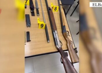 14 të arrestuar në Elbasan për armë pa leje, jelekë policie dhe radio komunikimi