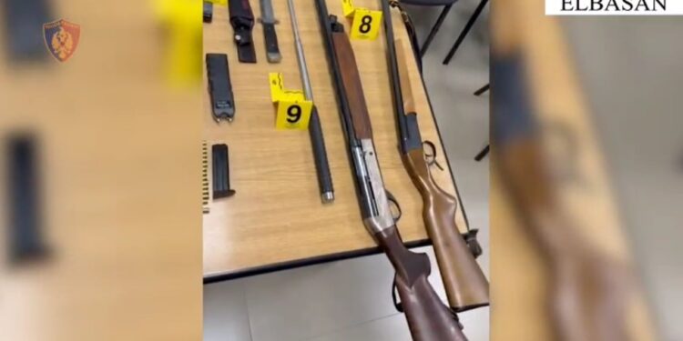 14 të arrestuar në Elbasan për armë pa leje, jelekë policie dhe radio komunikimi