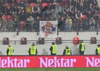 22:05
Foto-Lajm: Tensioni mes serbëve, shfaqet flamuri “Kosova është Serbi” në stadium, pa reagim nga policia
Tensionet rriten, shfaqet banderola “Kosova është Serbi” në stadium. Po vazhdon...