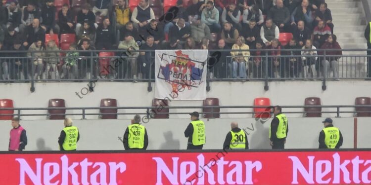 22:05
Foto-Lajm: Tensioni mes serbëve, shfaqet flamuri “Kosova është Serbi” në stadium, pa reagim nga policia
Tensionet rriten, shfaqet banderola “Kosova është Serbi” në stadium. Po vazhdon...