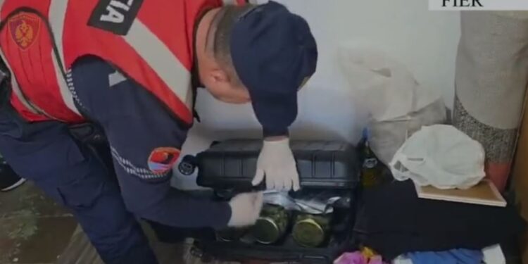 31-vjeçari në Fier kapet me kanabis të fshehur në valixhe për shitje