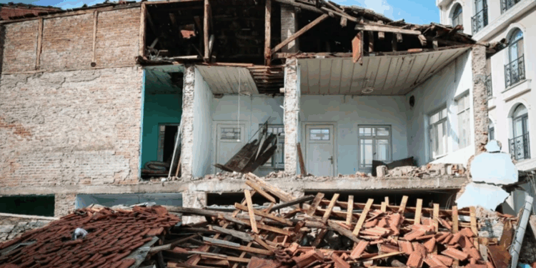 330 lëkundje të tjera dhe 26 persona të plagosur pas tërmetit me magnitudë 6.1 në Turqi