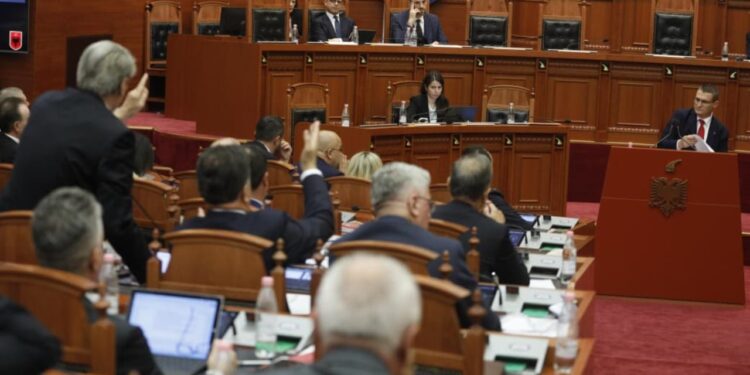 A e keni zënë në befasi 4 familjet mafioze dhe 20 banda kriminale në vend? Kështu përgjigjet Altin Dumani.