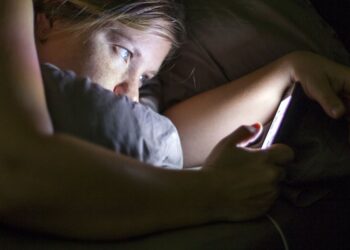 A mund të shkaktojë përdorimi i telefonit në errësirë totale humbje të përhershme të shikimit?