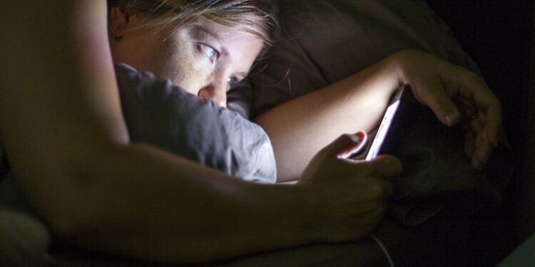 A mund të shkaktojë përdorimi i telefonit në errësirë totale humbje të përhershme të shikimit?