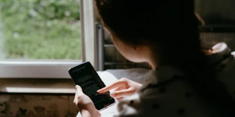 Adoleshentët në Australi bien në grackën e një rrjeti kriminal online dhe detyrohen të kryejnë akte të dhunshme.