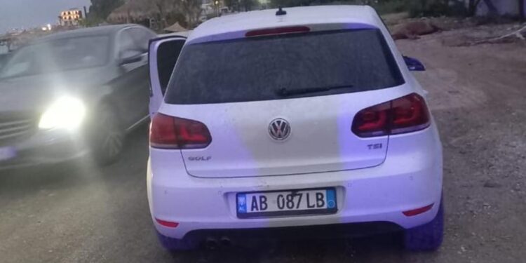 Aksident i papritur në Radhimë, makina godet 4 kuaj, humbasin jetën.